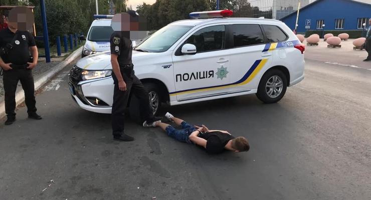 В Киеве 18-летний парень пытался зарезать таксиста, который его пожалел