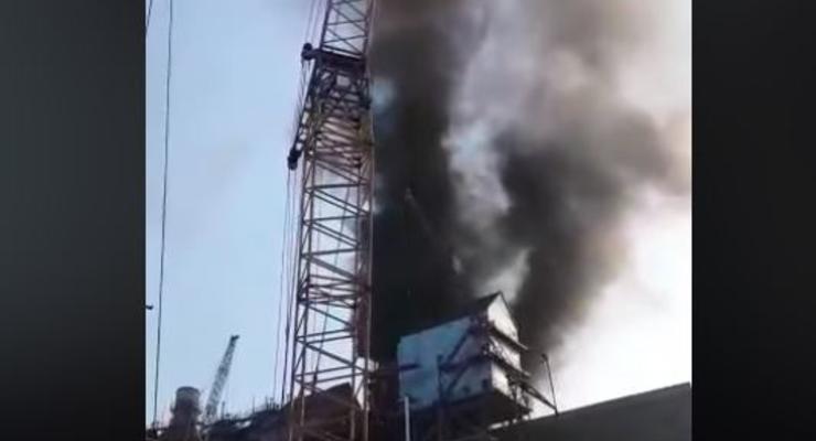 Над "Азовсталью" засняли огромный столб дыма: Жители Мариуполя встревожены