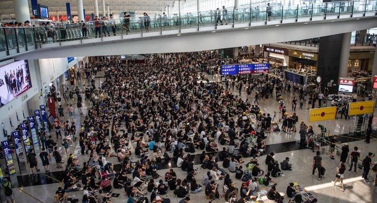 В Гонконге второй день из-за протестов не работает аэропорт