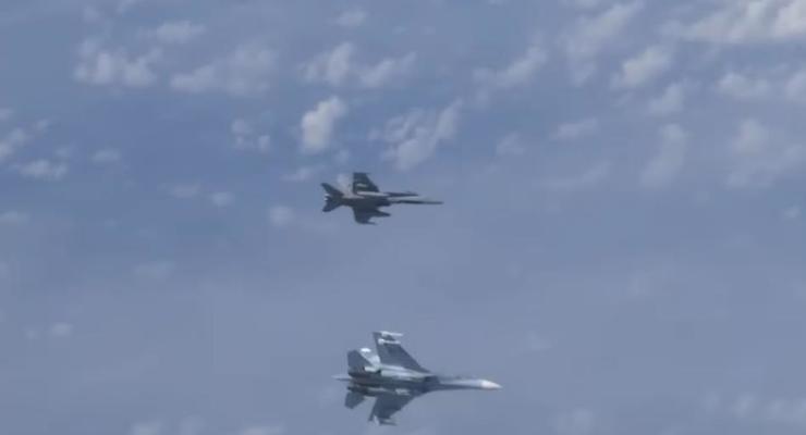 F-18 сблизился с самолетом Шойгу: появилось видео