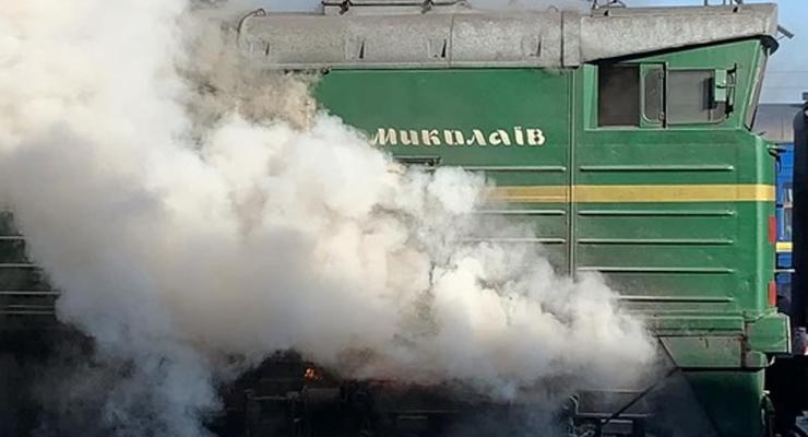 На вокзале в Николаеве загорелся поезд: люди прыгали из окон