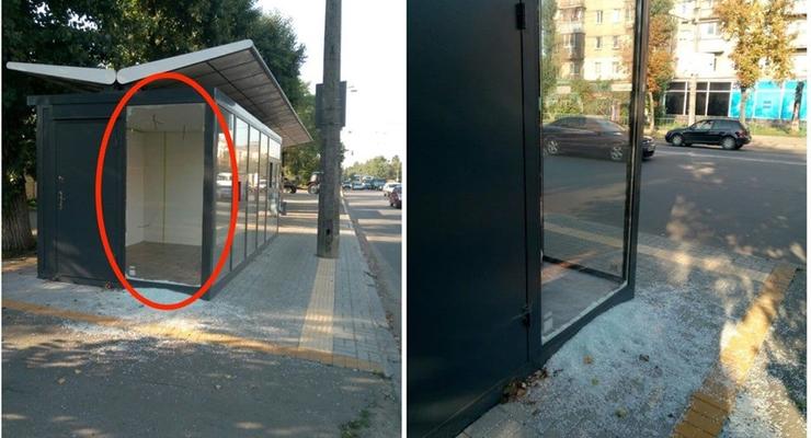 В Киеве вандалы разбили общественную остановку и троллейбус