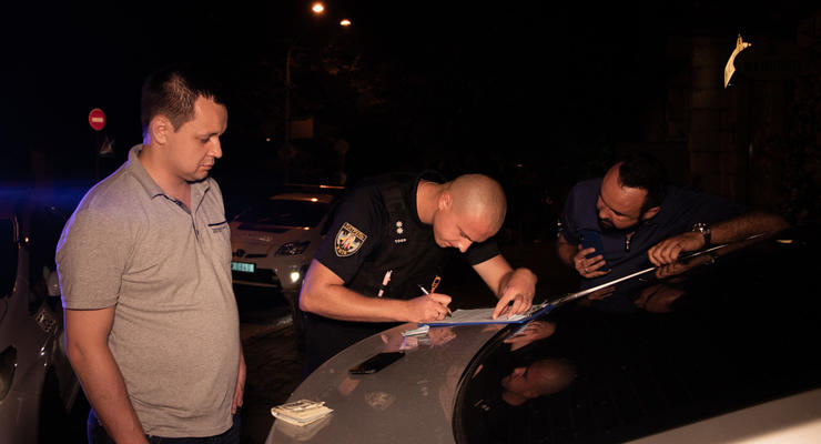 В Киеве пьяный водитель угрожал копам связями с Зеленским