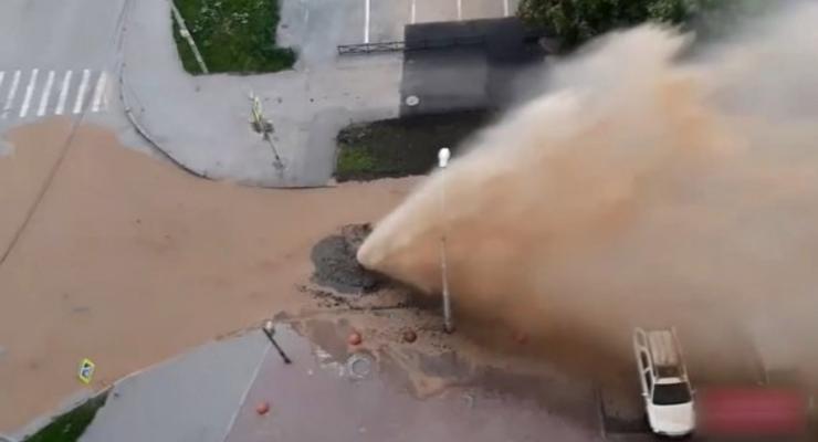 Канализационный фонтан забил на улице российского Екатеринбурга