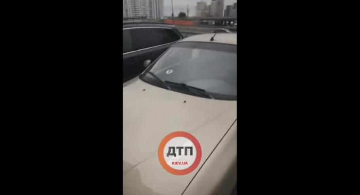 В Киеве мужчина обстрелял автомобиль из окна многоэтажки