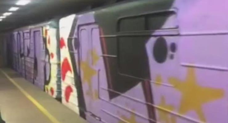 Вандалы разрисовали весь поезд метро в Киеве