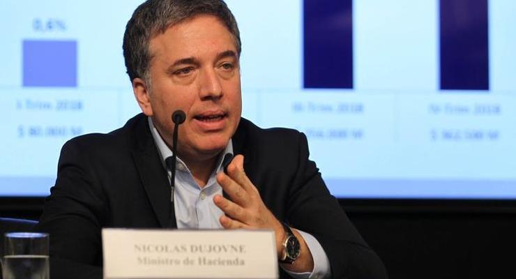 Министр финансов Аргентины увольняется из-за обвала песо
