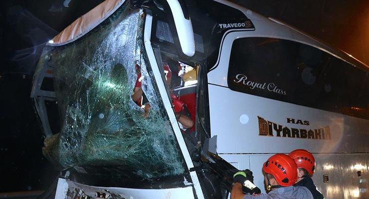 В Турции автобус врезался в грузовик: 37 пострадавших