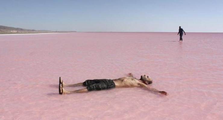 Крупнейшее озеро в Турции стало розовым