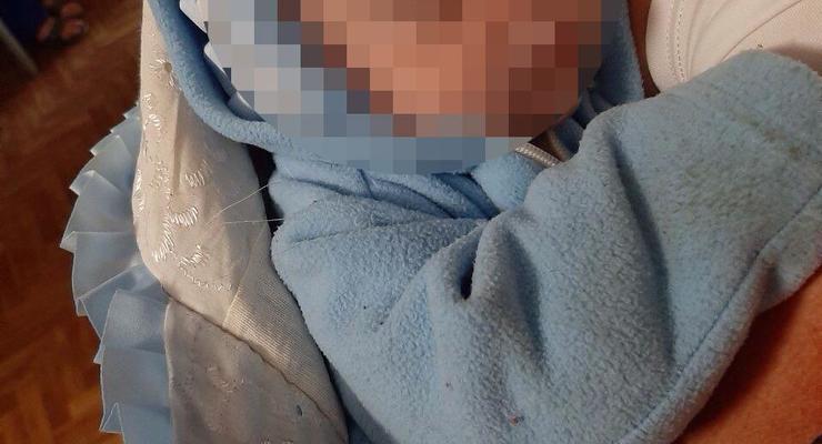 В больницу Каменского подбросили малыша с привязанными к руке обручальными кольцами