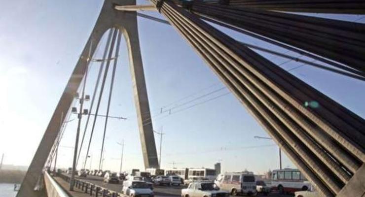 В столице 6 детей забрались на Северный мост: С высоты 100 метров их сняли спасатели