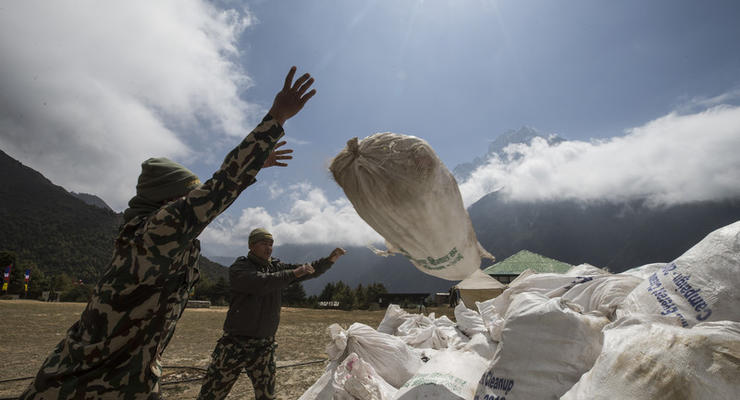 Непал запретил одноразовый пластик при восхождении на Эверест