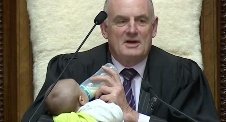 Спикер парламента на заседании кормил ребенка одного из депутатов
