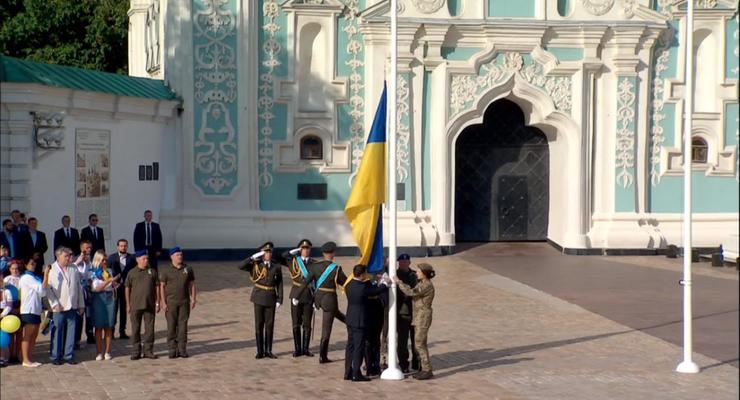 Зеленский торжественно поднял Государственный флаг Украины