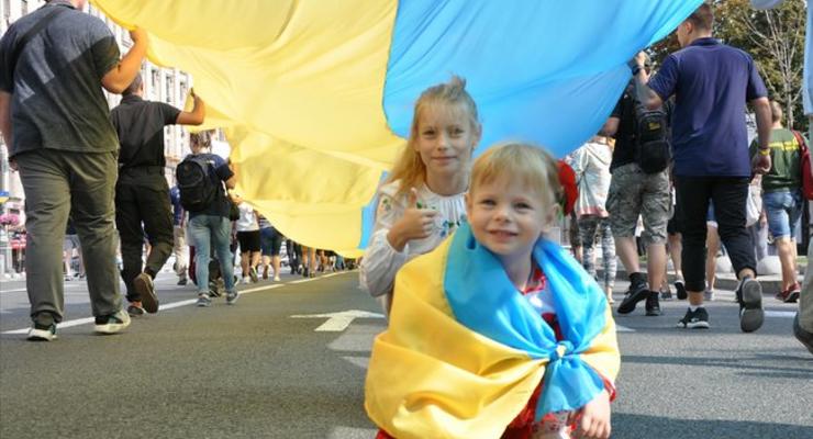По центру Киева пронесли рекордно большой флаг Украины
