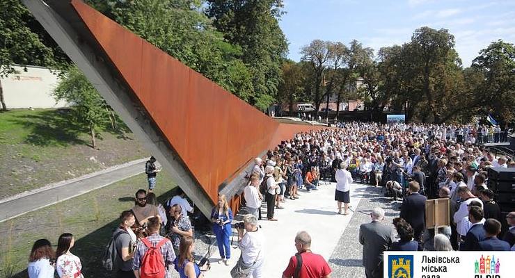 Во Львове открыли мемориал Героев Небесной сотни