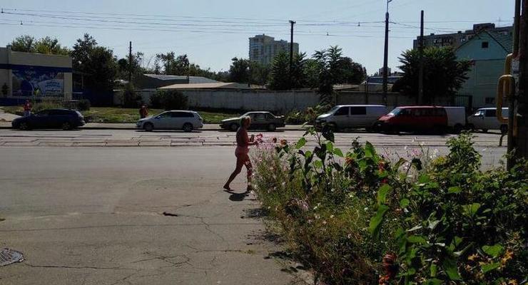 В Киеве женщина гуляла по улицам в обнаженном виде