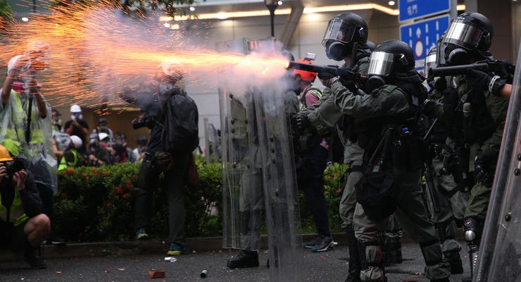 Полиция применила оружие на протестах в Гонконге