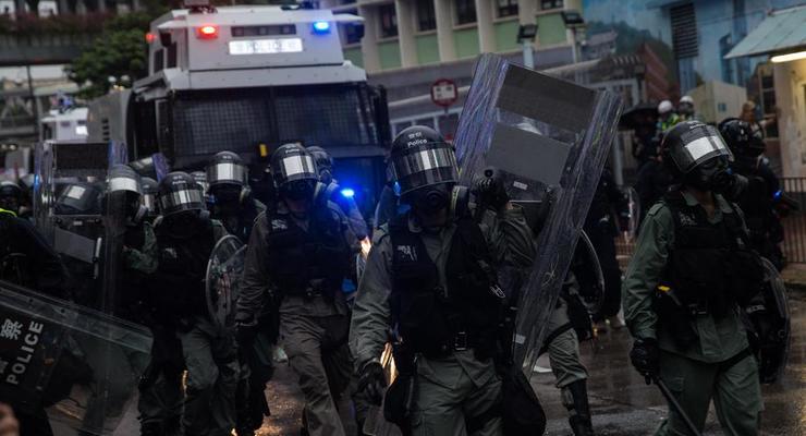 На протестах в Гонконге ранены 15 полицейских