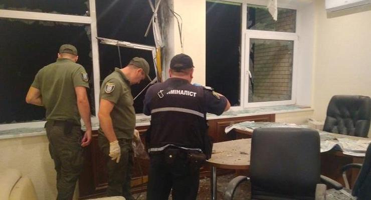 Полиция считает терактом обстрел здания в Киеве