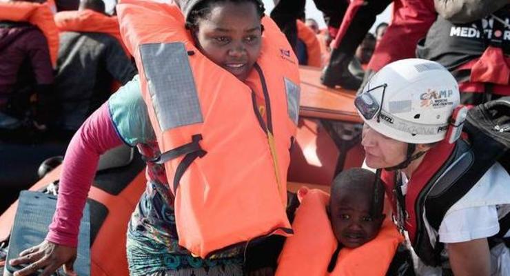 В Средиземном море спасли около 100 мигрантов