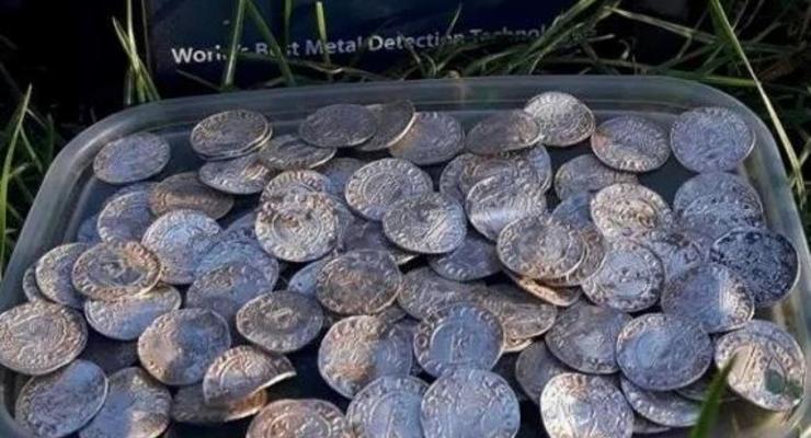 В Великобритании обнаружили крупный клад монет