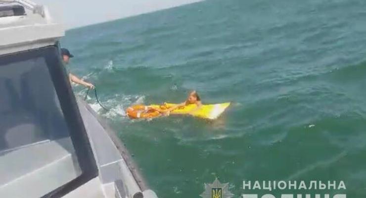 В Азовском море спасли женщину на матрасе