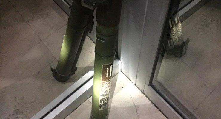 Во Львове у входа в отель обнаружили гранатомет