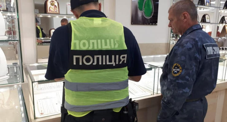 В Киеве мужчина с оружием ограбил ювелирный магазин