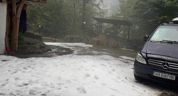 Курорт на Закарпатье засыпало градом как снегом