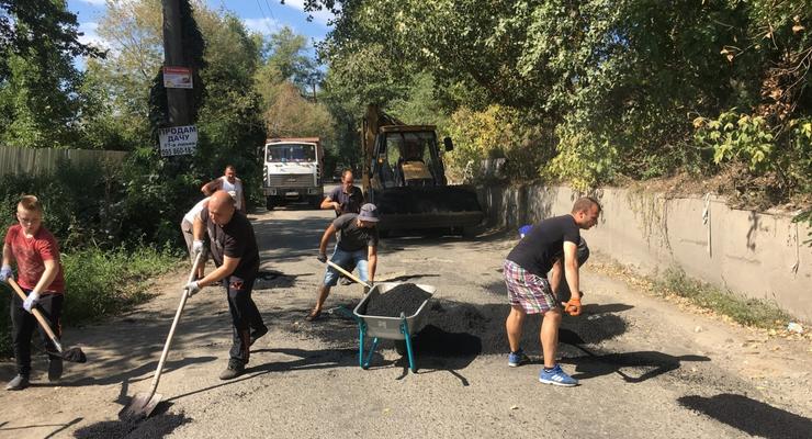 Жители Осокорков сами ремонтируют дорогу, которой официально не существует