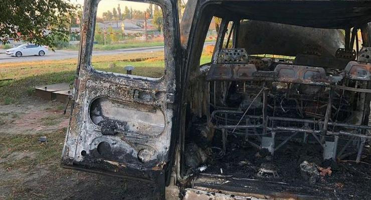 В Киеве восемь мужчин в масках сожгли фургон
