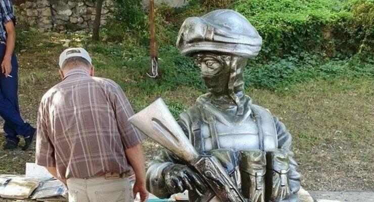 "Ихтамнет-рептилоид": В Крыму троллят странный памятник с котом