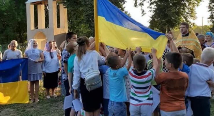 Под Винницей вандал украл и выкинул в мусор флаг Украины