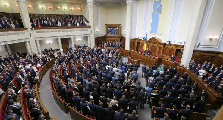 Не допечатали: Депутаты приняли повестку дня и вслух зачитывают состав фракций