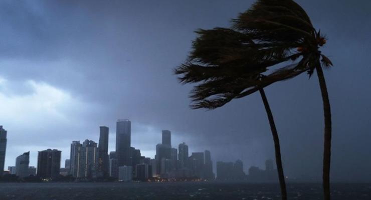 Трамп предупредил об "одном из сильнейших" ураганов в США