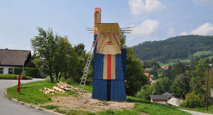 В Словении установили деревянную статую Трампа