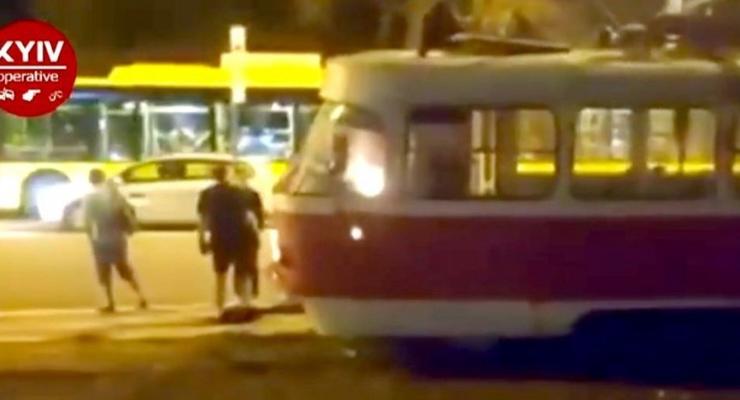 В Киеве на ходу загорелся трамвай с пассажирами