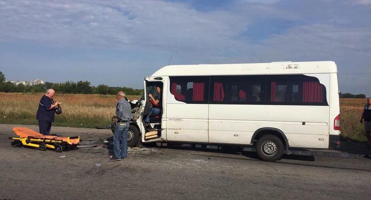 В ДТП с маршруткой на Днепропетровщине пострадали 13 человек
