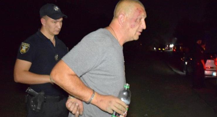 В Николаеве пьяный таксист напал на полицейских