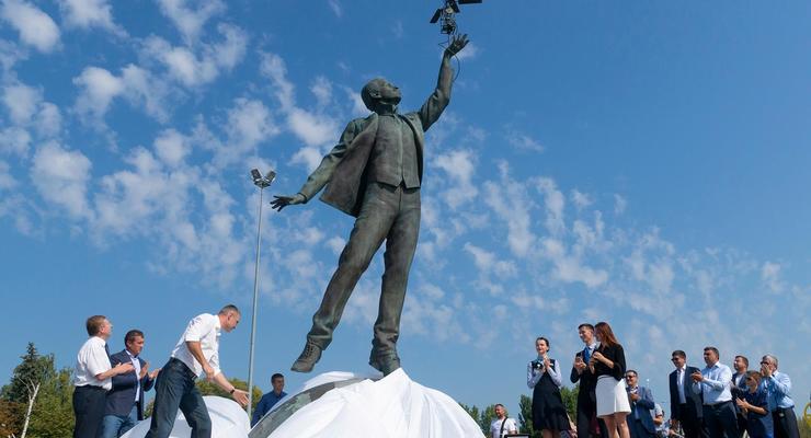 В Киеве открыли памятник Сикорскому