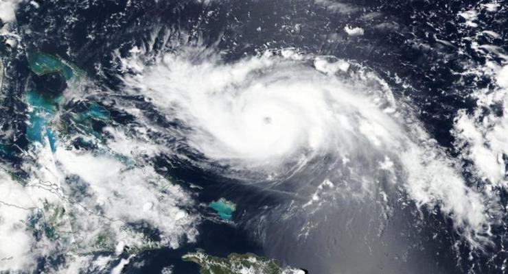 Волны по пять метров: На Багамах эвакуируют всех из-за урагана Дориан