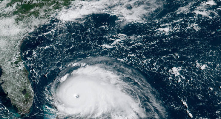 Появились видео урагана на Багамских островах