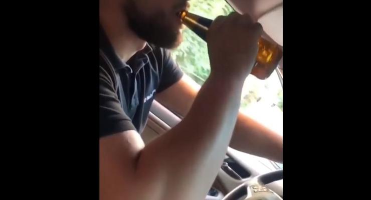 "Чувствую себя Богом": коп покатался с пивом за рулем и показал видео