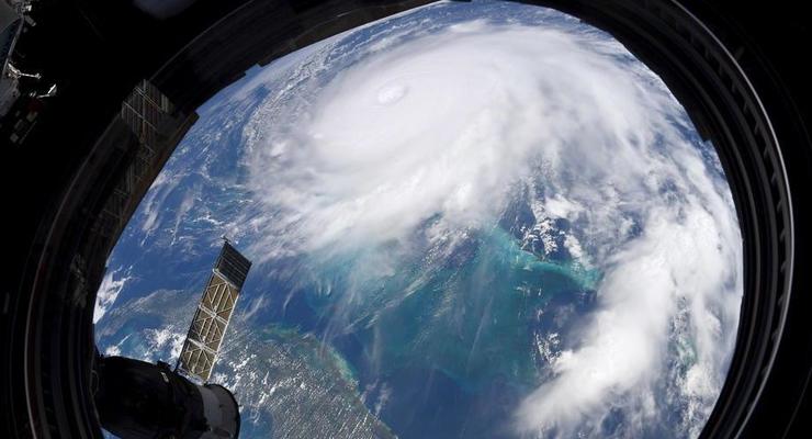 Ураган Дориан ослаб до третьей категории