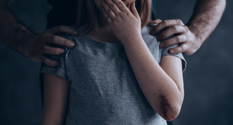 В Полтаве мужчина пытался изнасиловать 11-летнюю девочку прямо на улице