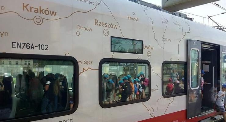Поляки на поезде обозначили Львов, Луцк и Ровно как свои города – блогер