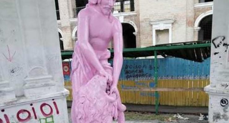 В Киеве перекрасили в розовый цвет скульптуру-фонтан Самсон