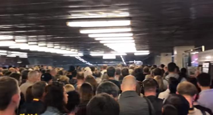Киевляне жалуются на давку на станции метро Позняки - соцсети