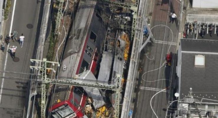 В Японии поезд столкнулся с грузовиком и сошел с рельсов